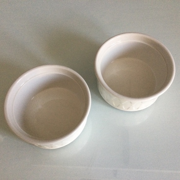 2 Ivory Ceramic Dishes - Picture 2 of 3